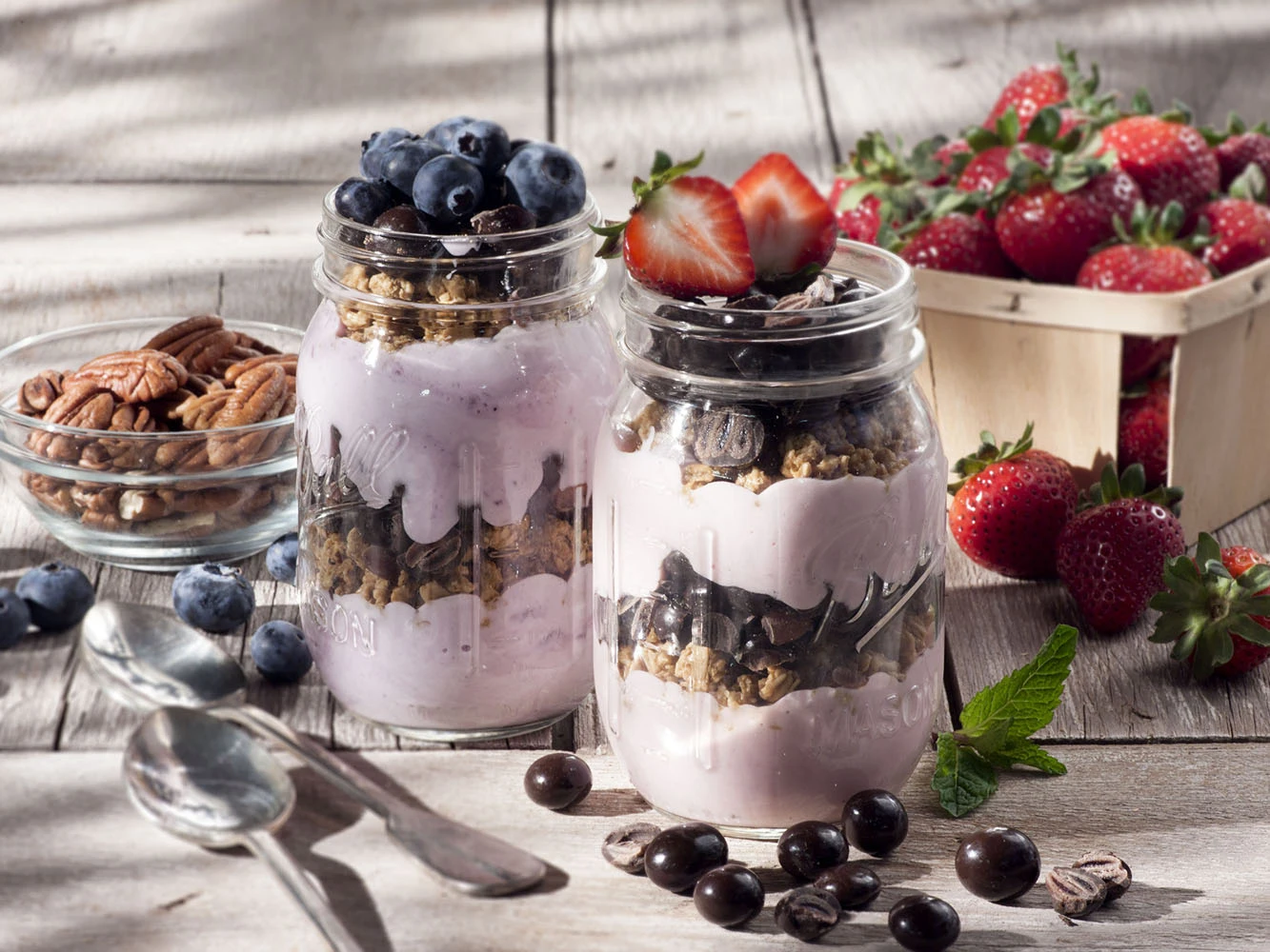 Parfait de Yogurt Griego con Frutas y Granola